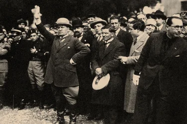 Benito Mussolini, zwischen den Mitgliedern der Faschistischen Partei, kurz nach dem Marsch auf Rom