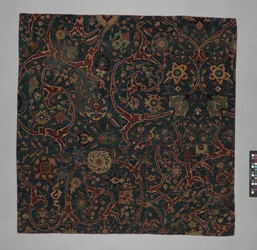 Blaugrundiger Teppichfragment mit rankenden Blumenranken