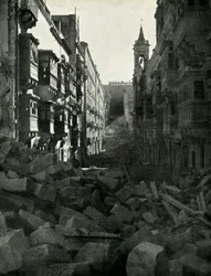 Bombenschäden in einer maltesischen Straße, Zweiter Weltkrieg, 1942-1944