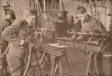 Jungen des Bradfield College stellen Granatenteile her, Berkshire, ca. 1916