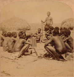 Krieger eines Zulu-Dorfes halten einen Rat ab, nahe dem Umlaloose-Fluss, Zululand, S.A., 1901