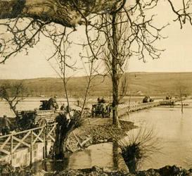 Brücke über die Maas bei Dugny, Nordfrankreich, um 1914-1918