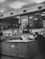 Britische Marine- und Luftwaffenoffiziere arbeiten im Area Combined Headquarters, um 1940-1943