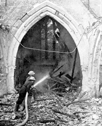 Britische Feuerwehrleute löschen eine bombardierte Kirche, Zweiter Weltkrieg, Juni 1940
