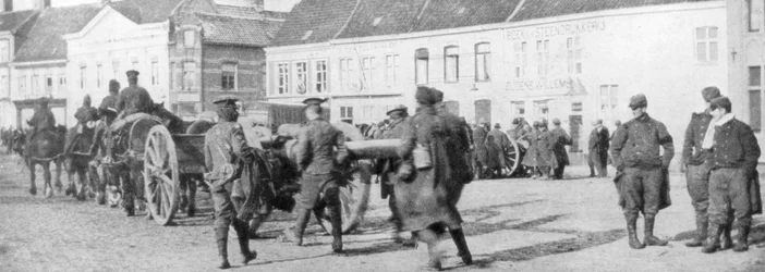 Britische pferdegezogene Artillerie in einem belgischen Dorf, August 1914