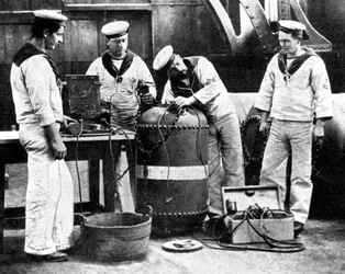 Britische Matrosen verkabeln eine Mine, Erster Weltkrieg, 1914