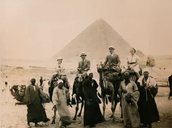 Britische Touristen auf Kamelen vor der Großen Pyramide, Gizeh, Ägypten, 1936