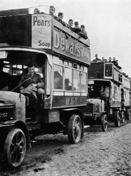 Britische Truppen werden mit Autobussen an einen neuen Frontabschnitt verlegt, 1915