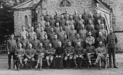 Britische Truppen vor der Garnisonskirche, Chakrata, 1917