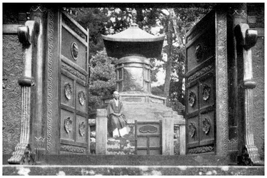 Bronzetor und Grab, Shiba Park, Tokio, Japan, 1904