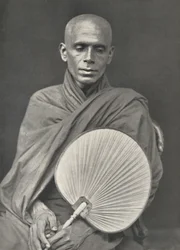Buddhistischer Mönch der Burma-Sekte mit Palmblattfächer, 1926