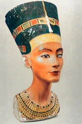Büste der Nofretete, Königin und Frau des altägyptischen Pharaos Echnaton Amenophis IV