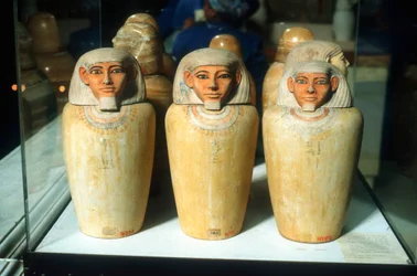 Kanopenkrüge, altägyptisch, 26. Dynastie, 664-525 v. Chr.