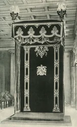 Baldachin im Thronsaal, Regierungsgebäude