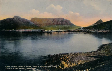 Kapstadt, Devils Peak, Tafelberg und Lions Head von der Tafelbucht, ca. 1900
