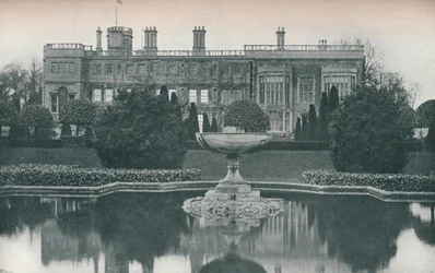 Schloss Ashby, Northants: Südseite, mit Brunnen, ca. 1915