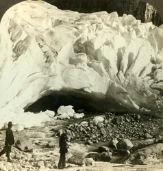 Kavernöser Mund des riesigen Brigsdal-Gletschers, wo schmelzendes Eis Bergströme bildet, Norwegen, ca. 1905
