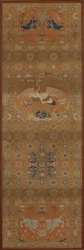 Stuhlabdeckung mit einem Kranich, Löwen, Drachen, glückverheißenden Symbolen..., Qing-Dynastie, 18. Jahrhundert