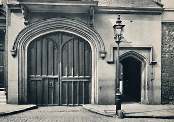 Charterhouse. Außenansicht des Eingangstors, 1925