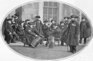 Chelsea Pensionäre mit schwarzen Krügen, London, um 1901