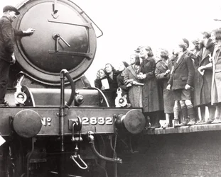 Kinder betrachten eine Dampflokomotive, 3. März 1936