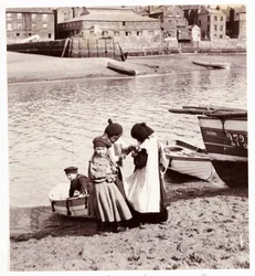 Kinder spielen am Wasser, Whitby Hafen, um 1905