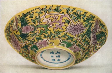 Chinesische Emailbemalte Porzellanschale. Chia Ching Periode, 1522-1566, 1928