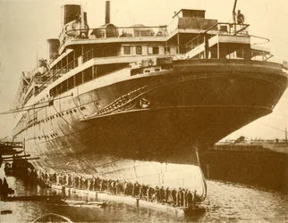 Reinigung des Rumpfes der Majestic im Trockendock, um 1930