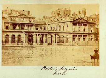 Pariser Kommune (1871): Blick auf den zerstörten Palais Royal (Palais-Royal). Anonyme Fotografie. Druck auf Karton, Maße 15x10 cm
