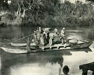 Transport von Motorfahrzeugen über den Mbaka-Fluss, Deutsch-Ostafrika, 1919