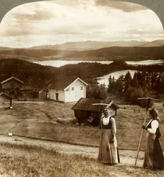 Landmädchen in der Heuernte - über Bolkesjo und Folsjo Seen zu den Himingen Bergen, Norwegen, ca. 1905