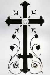 Kreuz auf dem Gewölbe einer weißen Tür, Paris, Frankreich