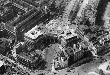 Menschenmengen versammeln sich in The Mall für die Parade der Farben, London