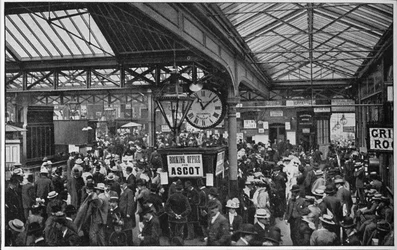 Menschenmengen im Waterloo-Bahnhof auf dem Weg zu den Ascot-Rennen, London