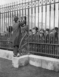 Menschenmengen vor dem Buckingham Palace warten auf Nachrichten über die Krankheit des Königs