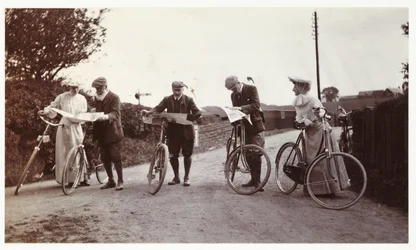 Radfahrer schauen auf Karten, um 1900