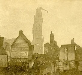 Beschädigte Spitze von Notre-Dame de Brebières, Albert, Nordfrankreich, um 1915-1918