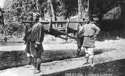 Dandy und Träger, Darjeeling, Indien, frühes 20. Jahrhundert