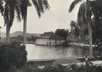 Der See von Kandy mit dem Bibliotheksgebäude des Tempels des Heiligen Zahns, 1926