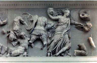 Detail vom Großen Fries des Pergamonaltars, 180-159 v. Chr.