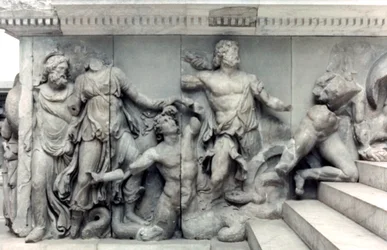 Detail vom Großen Fries des Pergamonaltars, 180-159 v. Chr.