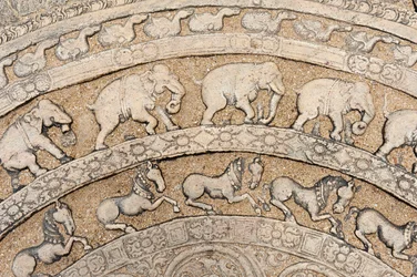 Detail; historisches Steinrelief; Mondstein mit Tierdarstellungen; Elefanten; Pferde; Stein auf einer Treppe; Ratshalle von König Parakrama Bahu I; Innenstadtbezirk; Polonnaruwa; Sri Lanka; Asien