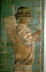 Detail eines Reliefs, das einen Bogenschützen der persischen Königsgarde zeigt, Palast von Darius I., Susa, ca. 500 v. Chr.