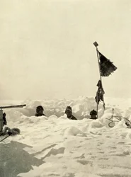 Graben zur Bestimmung der Schneetiefe über einem Depot, um 1908, 1909