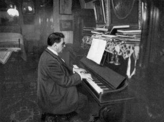 Edouard Herriot, französischer Radikalpolitiker, spielt Klavier, 1925