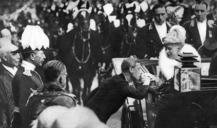 Edward VIII. begrüßt Königin Mary in Windsor, 1936
