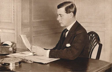 Edward VIII bei der Arbeit in seinem Büro im St. James