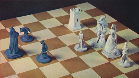 Schachfiguren des 18. Jahrhunderts aus blau-weißem Steingut, 1948