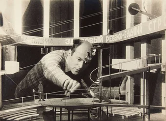 El Lissitzky arbeitet an einem Bühnenbild, Meyerhold-Theater, 1929