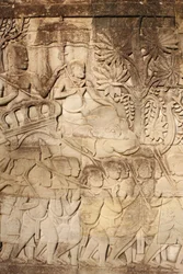 Elefanten und Krieger: Reliefskulptur in der östlichen Außengalerie im Bayon, Siem Reap, Kambodscha